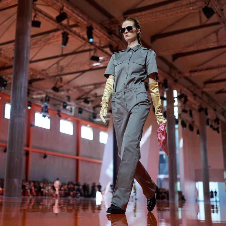 Prada весна-літо — 2026: відповідь Міуччі Прада і Рафа Сімонса на перевантаження сучасної культури