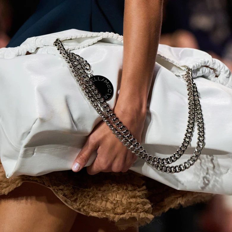 Як повторити манікюр із ефектом перлів із шоу Stella McCartney весна-літо — 2026
