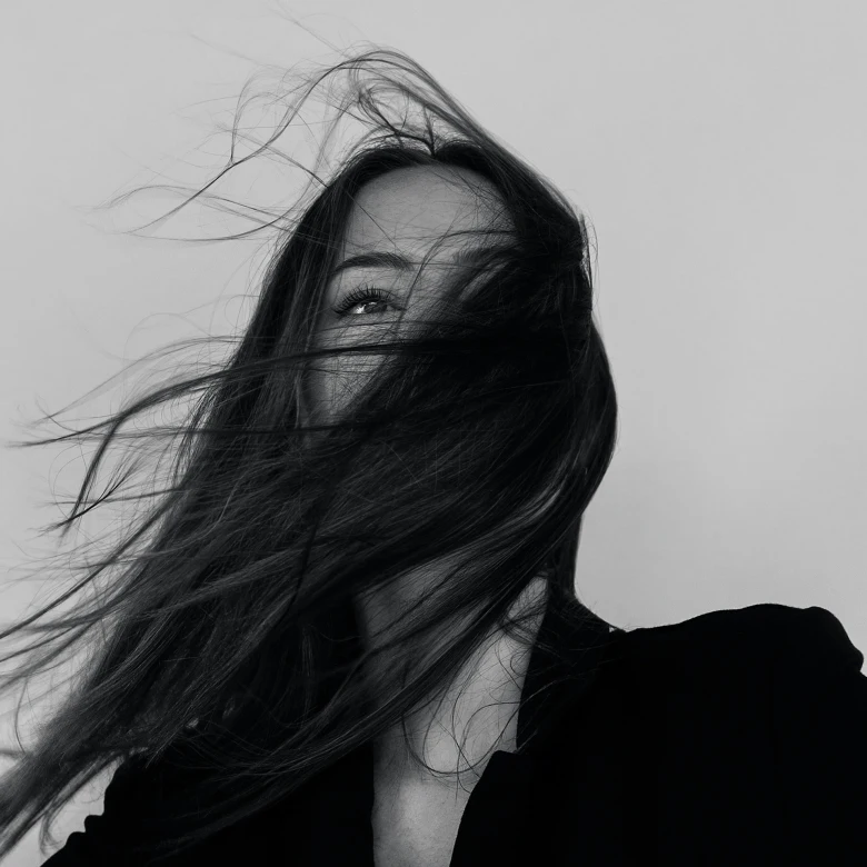 7 парфумів для волосся, які подарують відпочинок від гучних ароматів