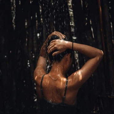 Душ у темряві: простий велнес-ритуал для відпочинку нервової системи