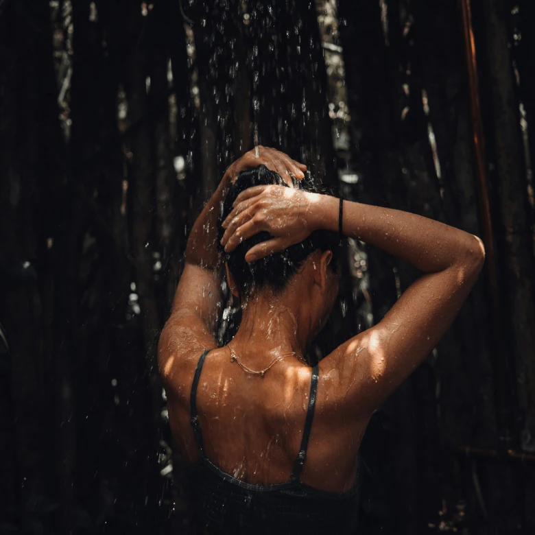 Душ у темряві: простий велнес-ритуал для відпочинку нервової системи