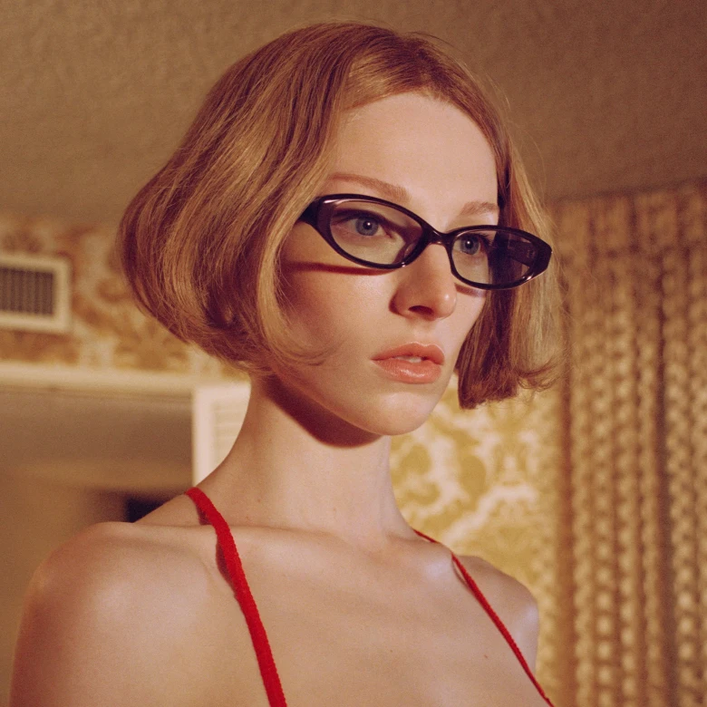 Gentle Monster представив короткометражний фільм Наді Лі Коен за участі Гантер Шафер