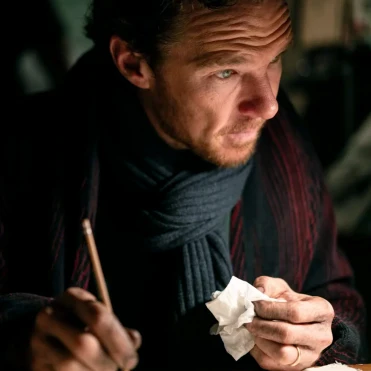 «Чорне пір’я»: чому варто подивитися новий фільм із Бенедиктом Камбербетчем