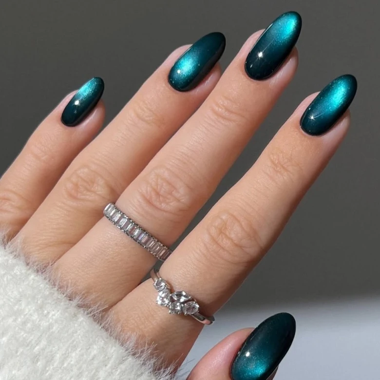 Головні кольори манікюру зими-2025/26