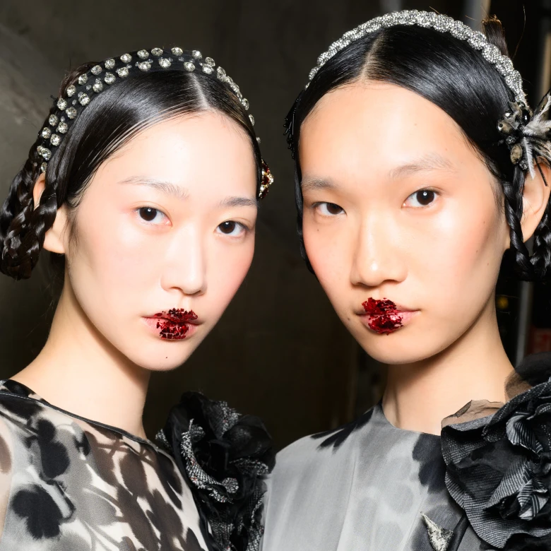 9 трендів макіяжу з подіумів, що визначать зиму-2025/26