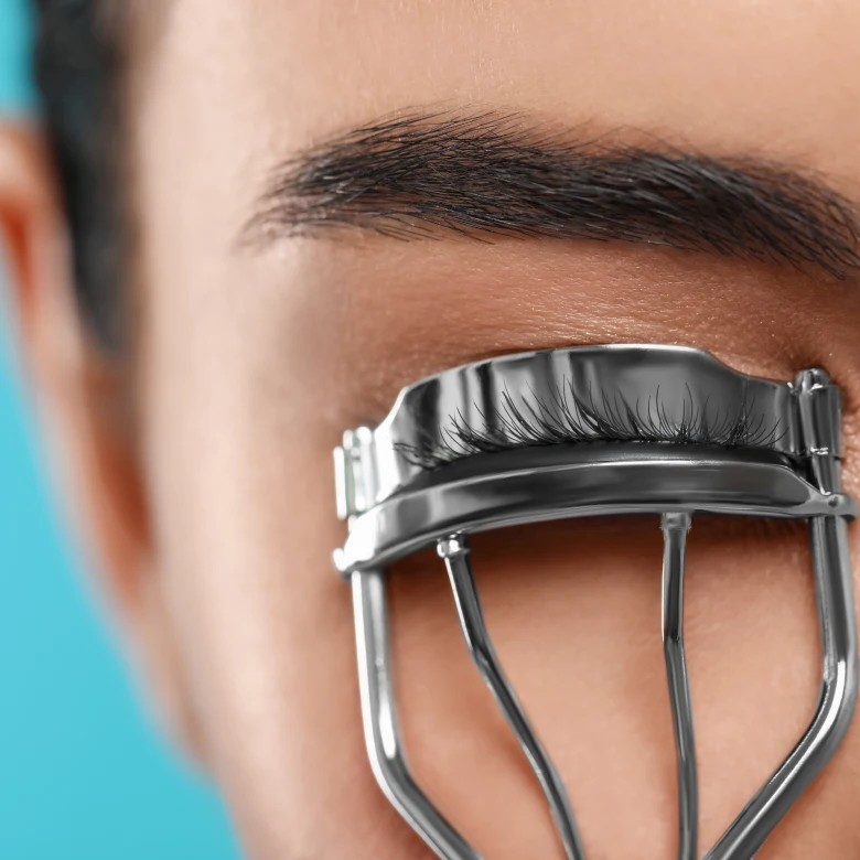  Підкручені вії без ламкості: як правильно користуватися щипцями