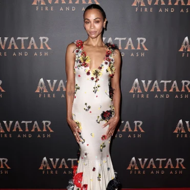 Зої Салдана з’явилася на прем’єрі фільму «Аватар: Вогонь і Попіл» у сукні Chanel від Матьє Блазі 