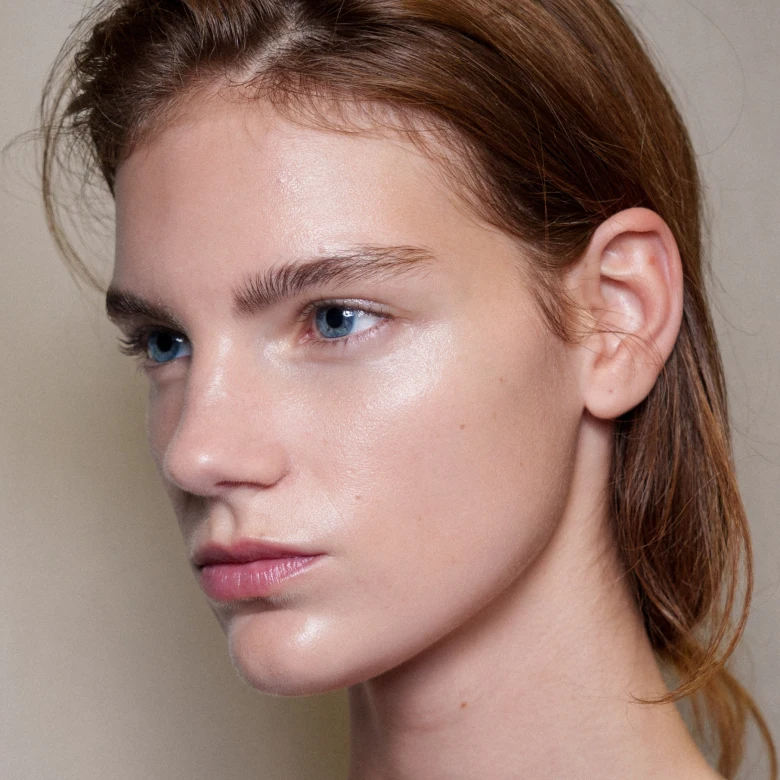 Хайлайтер взимку: куди його потрібно наносити, щоб обличчя мало свіжий вигляд 