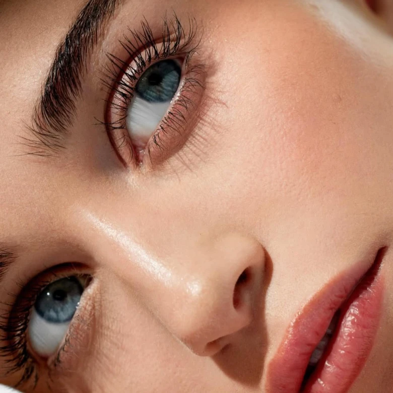 Чутливі очі: яку туш обрати без компромісів