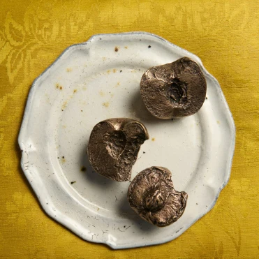 Джонатан Андерсон та Лука Гуаданьїно випустили бронзові преспап’є у вигляді персиків