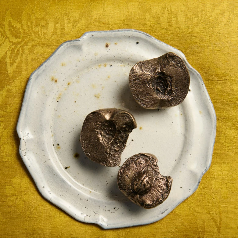 Джонатан Андерсон та Лука Гуаданьїно випустили бронзові прес‑пап’є у вигляді персиків