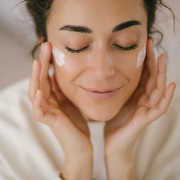 Креми з керамідами: навіщо вони потрібні шкірі взимку та після 40 років