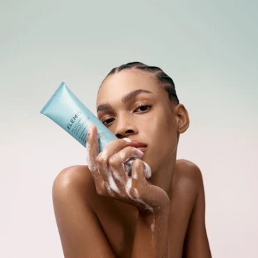 Цей новий мус для вмивання від Elemis залишає шкіру такою зволоженою, ніби ви вже нанесли крем