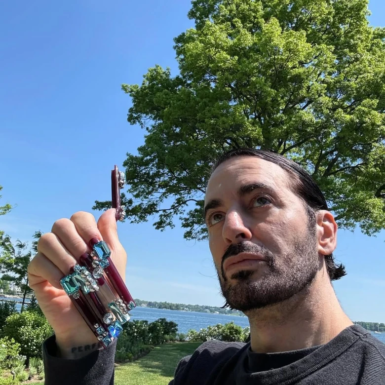 5 ідей, які варто позичити з максималістського манікюру Марка Джейкобса у 2026 році