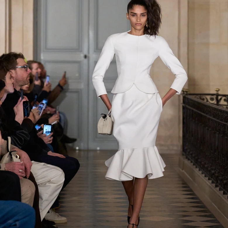 Хвіст «пальма» в дусі 80-х— головна зачіска показу Jacquemus 