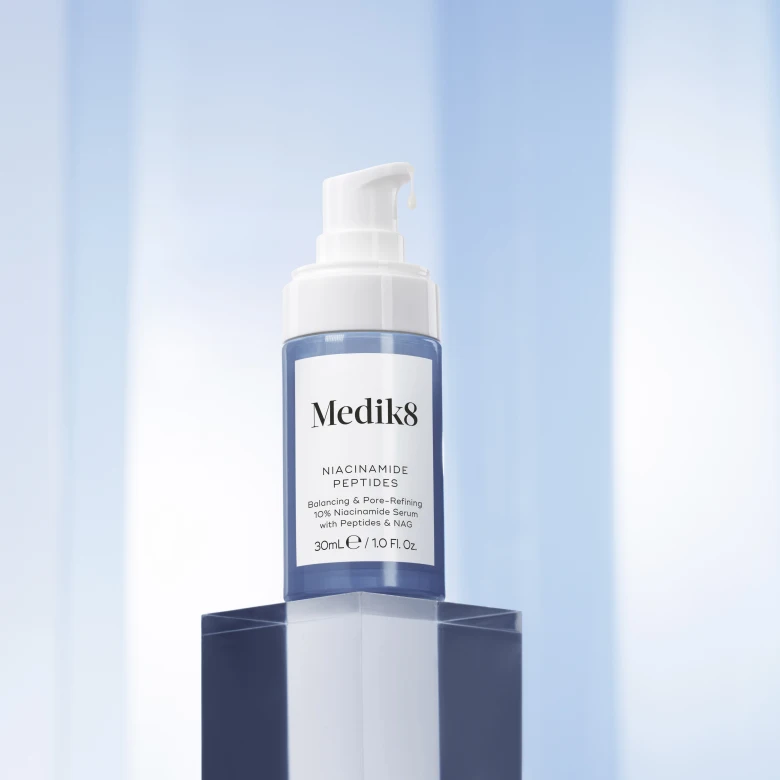 «Скляне» сяйво та помітно звужені пори вже за тиждень: Medik8 представив нову сироватку