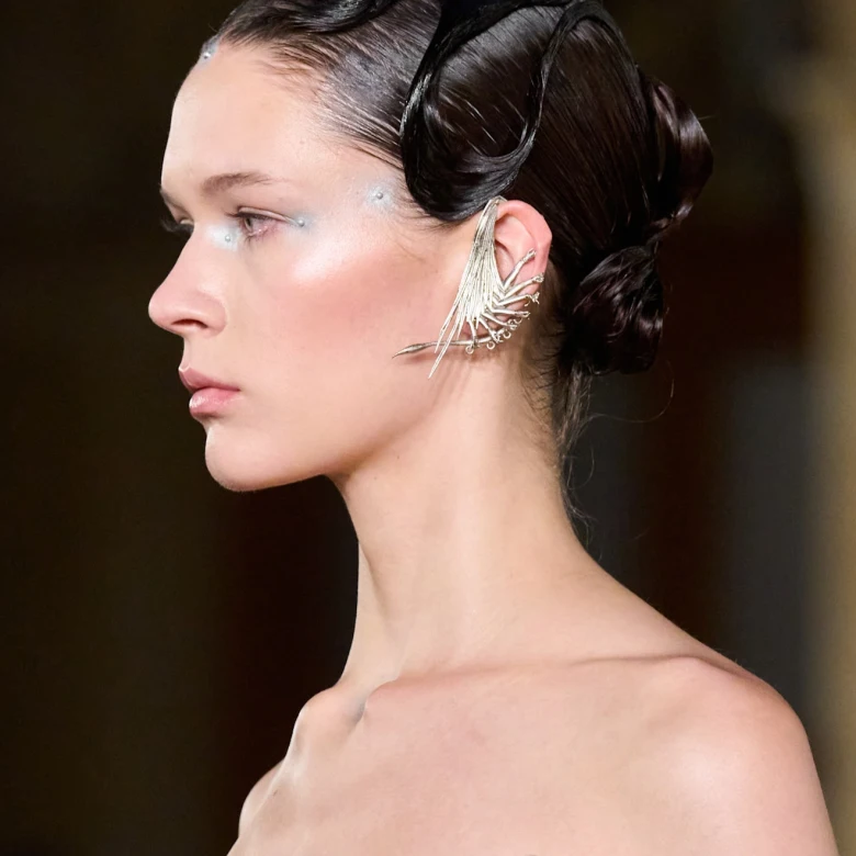 Цікавий прийом з хайлайтером, помічений на кутюрному показі Gaurav Gupta в Парижі