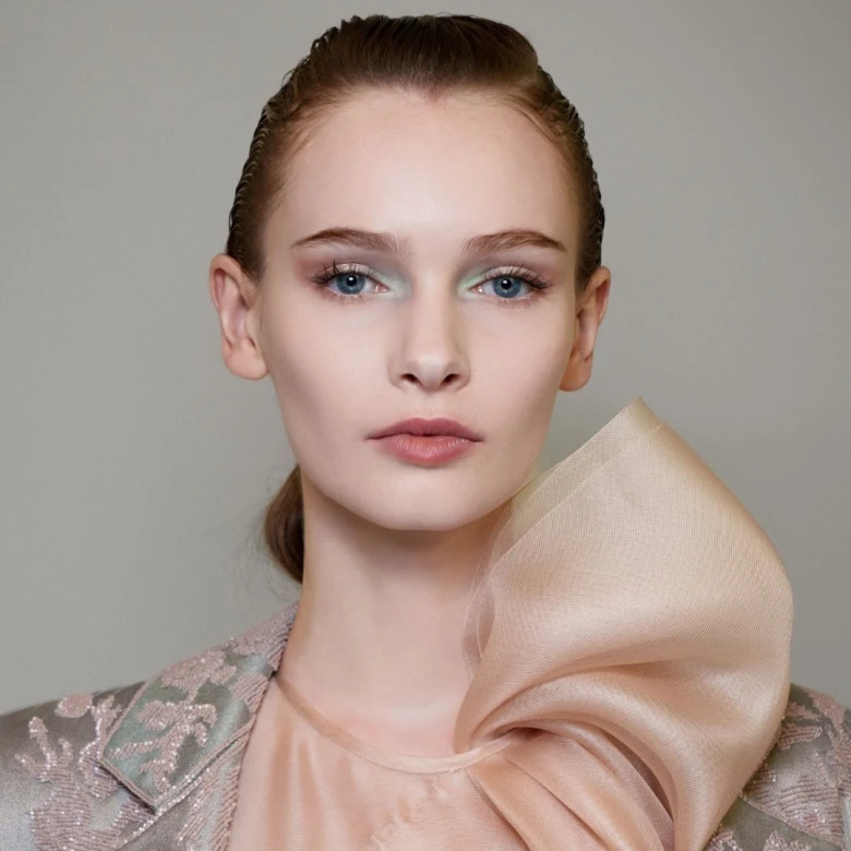 Відтінки нефриту й пудрової троянди: ніжний кутюрний макіяж Giorgio Armani Privé, який легко адаптувати для реального життя