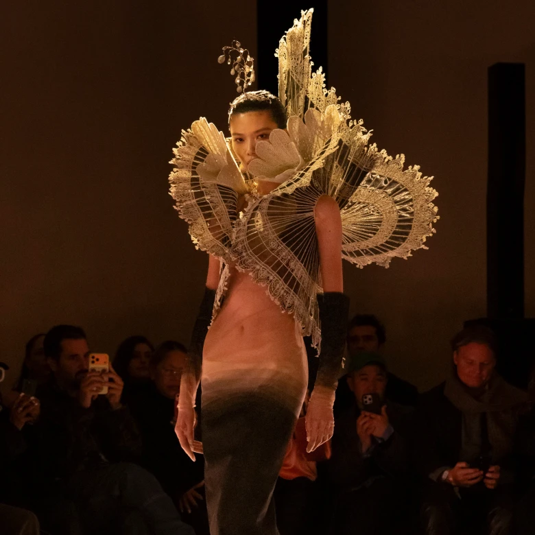 Schiaparelli Haute Couture весна-літо — 2026: що відчуває Деніел Роузберрі, створюючи одяг 