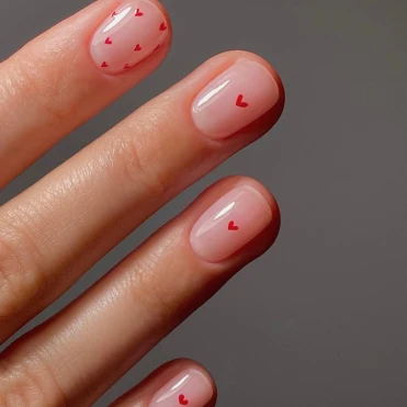 10 ідей мінімалістичного манікюра до Дня закоханих: з нюдом і мікросерцями