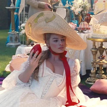 Десятки кастомних суконь і вінтажні прикраси Chanel: як створювалися образи для фільму «Буремний перевал»