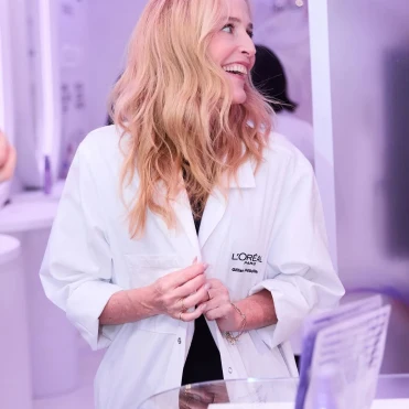 Джилліан Андерсон відвідала лабораторії L’Oréal Paris і пожартувала про своє «наукове минуле»