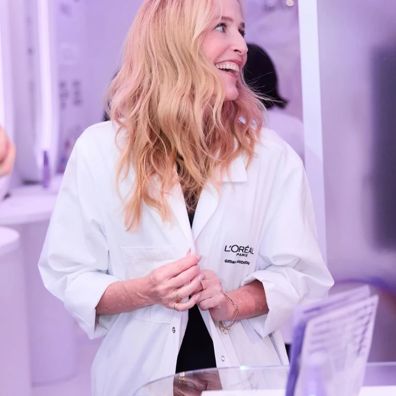 Джилліан Андерсон відвідала лабораторії L’Oréal Paris і пожартувала про своє «наукове минуле»