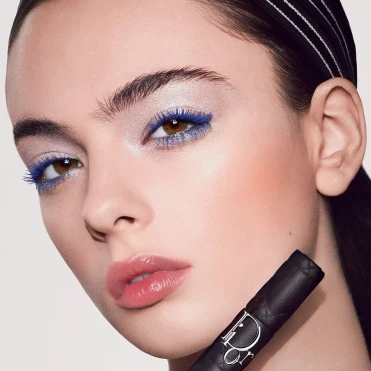 Синя, зелена чи рожева: як носити кольорову туш навесні 2026