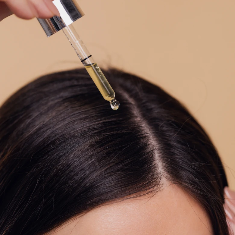 Пілінг шкіри голови: чому він потрібен після зими, пояснює трихолог Денис Прокопович