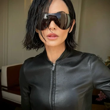 Демі Мур уперше за 28 років кардинально змінила зачіску на вологий боб на показі Gucci AW2026