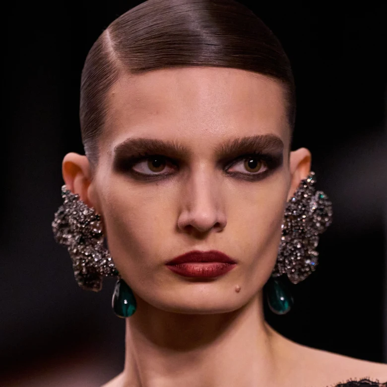 Боковий проділ з 90-х повернувся: головна зачіска показу Saint Laurent FW26