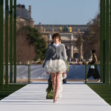 Christian Dior осінь-зима — 2026/27: як Джонатан Андерсон переосмислює образ водяних ліній у своїй новій колекції 