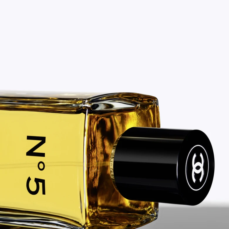 CHANEL оновлює легендарний аромат N°5: що відомо про нову версію та кампанію з Марго Роббі