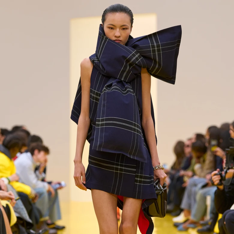 Loewe осінь-зима — 2026/27: як Джек Макколлоу та Лазаро Ернандес переосмислюють стратегію Дому 