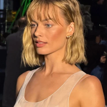 Марго Роббі відрізала довге волосся і зробила трендовий боб — новий образ на показі Chanel