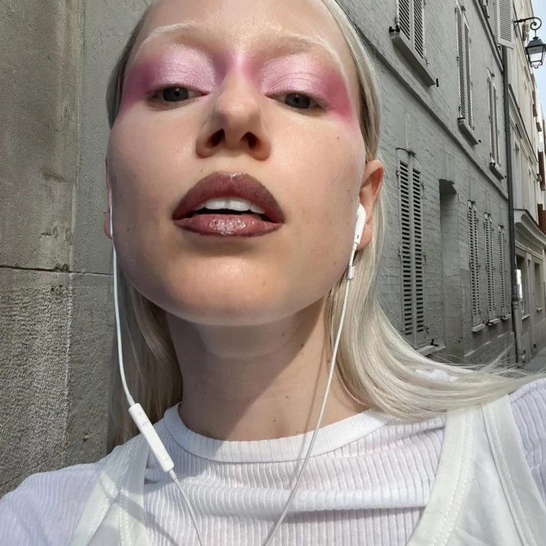 Чому кремові тіні збираються у складці: 5 помилок у макіяжі, які роблять навіть досвідчені