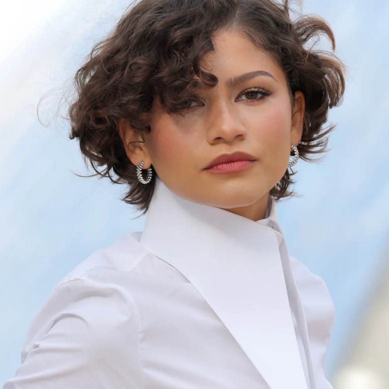 Зендая з’явилася з новою стрижкою біксі: чому цей мікс боба і піксі стане трендовою зачіскою весни-літа 2026