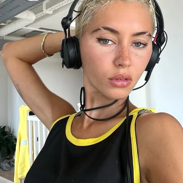 Як тренується Айріс Лоу: силові вправи, біг і танці на пілоні, які допомагають моделі тримати форму