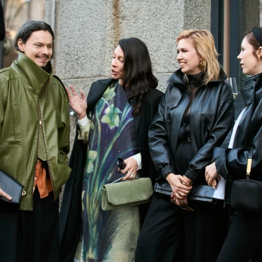 Найкрасивіші streetstyle-образи гостей Ukrainian Fashion Week сезону осінь-зима — 2026/27. День 1 