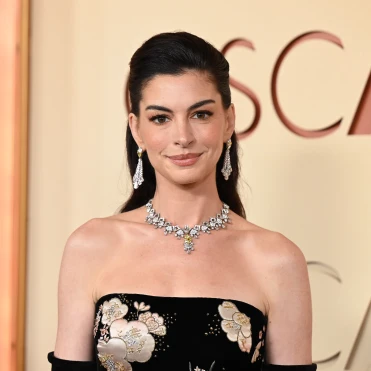 Найкращі образи «Оскар-2026»: від Емми Стоун у Louis Vuitton до Джессі Баклі у Chanel 