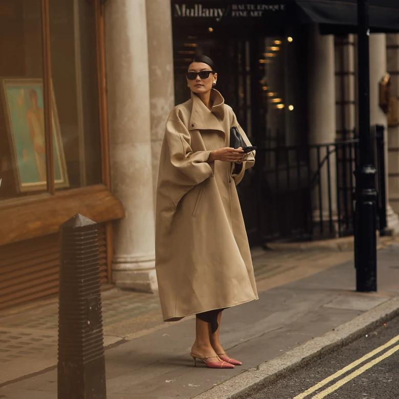 Як стильно носити тренч навесні 2026 року: показують зірки streetstyle 
