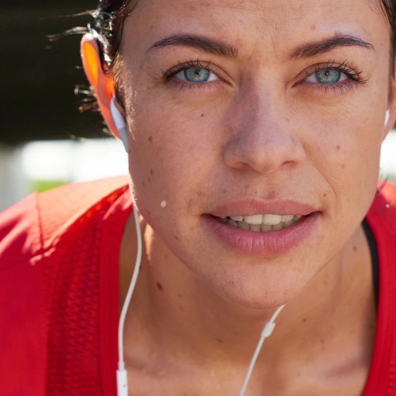 Спорт і акне: чому після залу з’являються висипання і як це контролювати