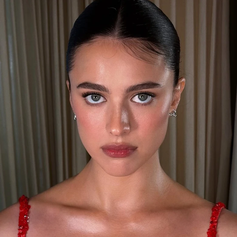 Засмаглий рум’янець — головний мікротренд весни-2026, який замінює контуринг