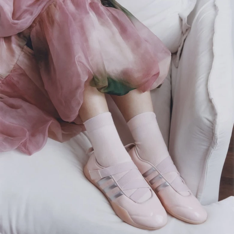 Мері-джейн, балетки чи кросівки: яке взуття стало вірусним у 2026 році 