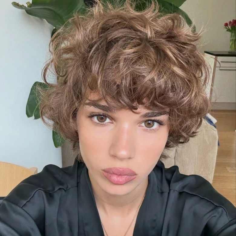 3 короткі стрижки для кучерявого волосся, які будуть актуальні влітку 2026 року