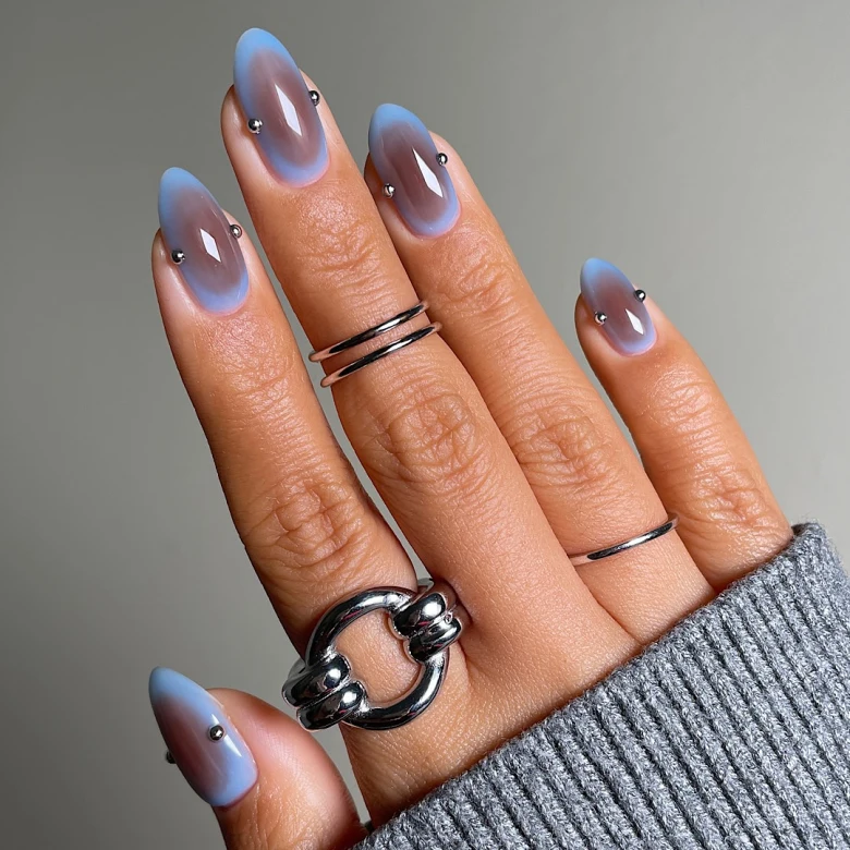 Знайдено поєднання кольорів у манікюрі, яке ідеально поєднується з денімом