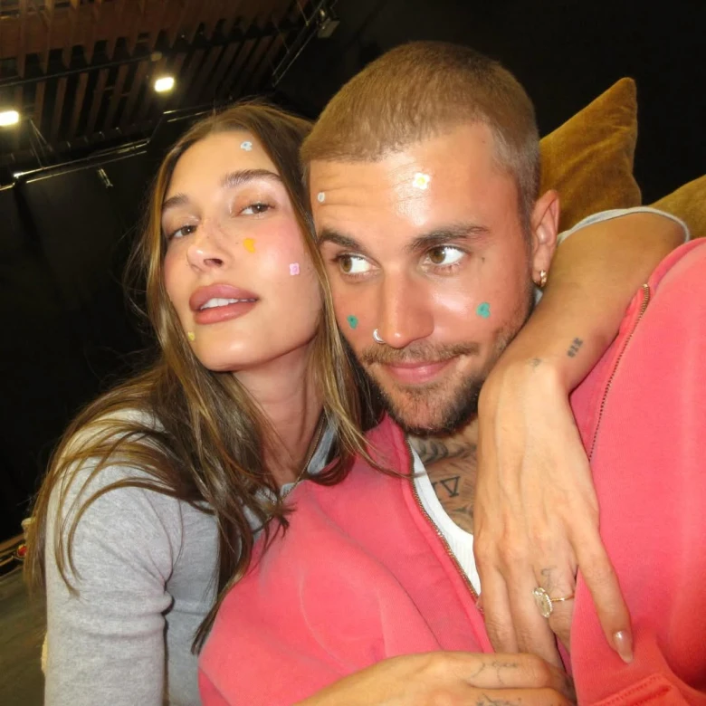 Гейлі Бібер запускає патчі від прищів, дизайн яких створив Джастін Бібер