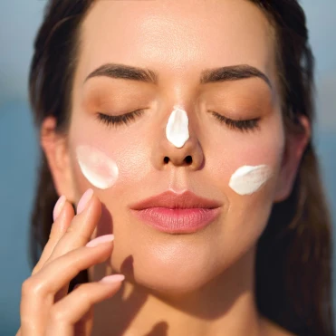 Як правильно наносити SPF, щоб він реально працював: 5 правил, які всі ігнорують