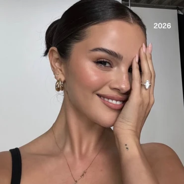 Селена Гомес повторила макіяж 2016-го — і показала головний б’юті-тренд 2026 року