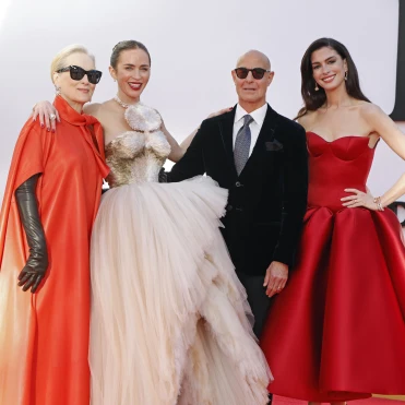 «Диявол носить Prada 2»: як змінилися образи Енн Гетевей, Меріл Стріп і Емілі Блант за 20 років 
